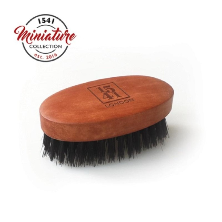 1541 London Mini Beard & Moustache Brush Pearwood ryhmässä KAUNEUS JA TERVEYS / Hiukset &Stailaus / Sheivaus ja trimmaus / Partakampa & Partasuti @ TP E-commerce Nordic AB (A10180)