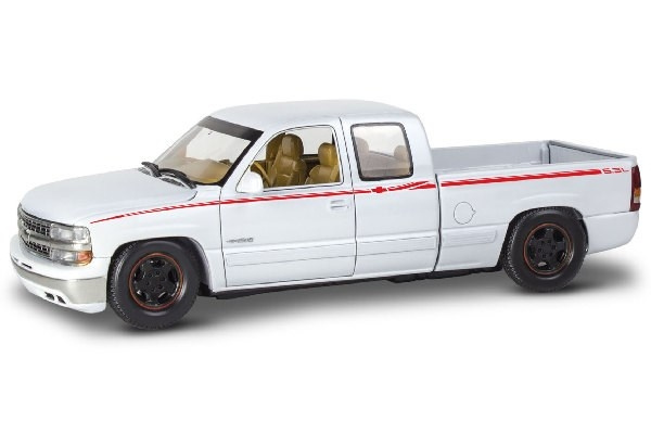 Revell 1999 Chevy Silverado Custom Pickup ryhmässä URHEILU, VAPAA-AIKA JA HARRASTUS / Harrastus / Muovimallit / Autot @ TP E-commerce Nordic AB (C29997)