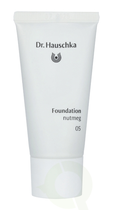 Dr. Hauschka Foundation 30 ml #05 Nutmeg ryhmässä KAUNEUS JA TERVEYS / Meikit / Meikit Kasvot / Meikkivoide @ TP E-commerce Nordic AB (C41396)