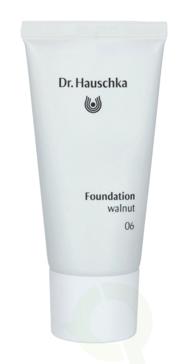 Dr. Hauschka Foundation 30 ml #06 Walnut ryhmässä KAUNEUS JA TERVEYS / Meikit / Meikit Kasvot / Meikkivoide @ TP E-commerce Nordic AB (C41397)