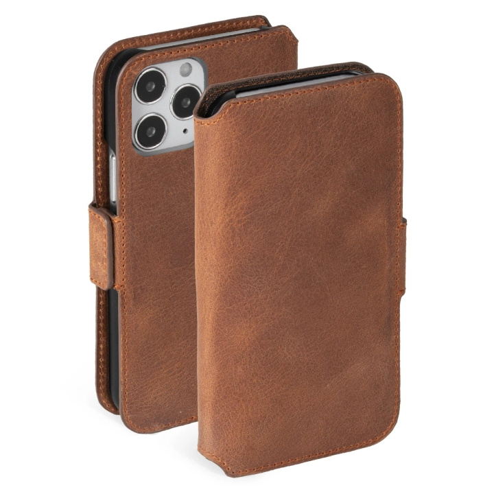 Krusell iPhone 12 Pro Max PhoneWallet Leathe, Cognac ryhmässä ÄLYPUHELIMET JA TABLETIT / Puhelimen suojakotelo / Apple / iPhone 12 Pro @ TP E-commerce Nordic AB (C65280)