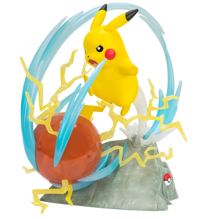 Pokémon Deluxe Collector Pikachu-patsas 33 cm (Pkw2370) ryhmässä LELUT, TUOTTEET LAPSILLE JA VAUVOILLE / Leikkikalut, Askartelu &Pelit / Figuurit & miniatyyrit @ TP E-commerce Nordic AB (C85356)