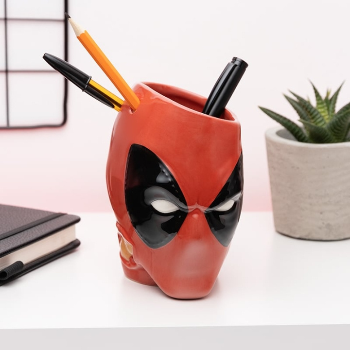 Paladone Deadpool Pen and Plant Pot ryhmässä URHEILU, VAPAA-AIKA JA HARRASTUS / Hauskat tavarat / Hauskat tavarat @ TP E-commerce Nordic AB (C86813)