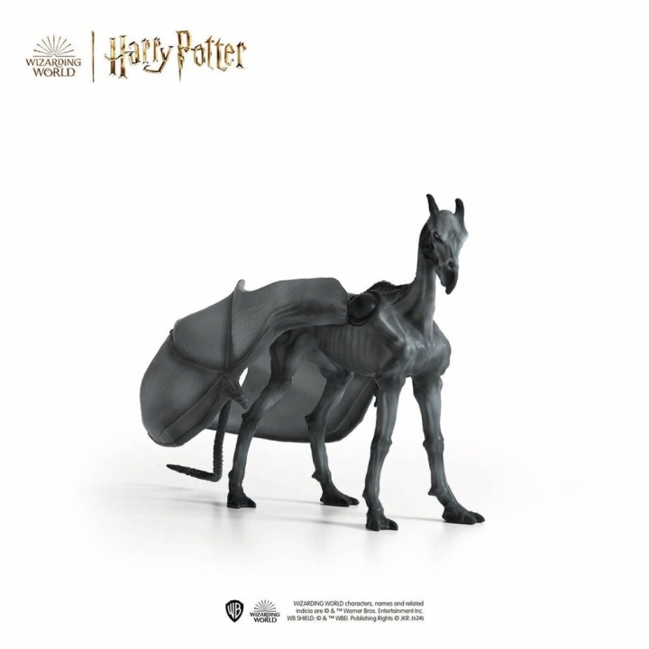 Schleich Harry Potter - Thestral (13996) ryhmässä LELUT, TUOTTEET LAPSILLE JA VAUVOILLE / Leikkikalut, Askartelu &Pelit / Figuurit, miniatyyrit ja tarvikkeet @ TP E-commerce Nordic AB (C87900)