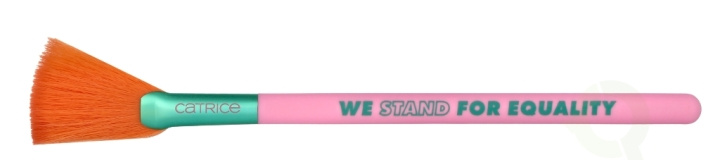 Catrice Who I Am Highlighter Brush 1 piece C01 We Stand For Equality ryhmässä KAUNEUS JA TERVEYS / Meikit / Tarvikkeet & Meikkisetit / Harjat & Pensselit @ TP E-commerce Nordic AB (D05857)