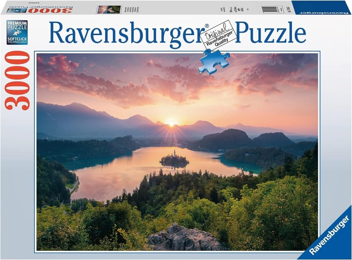 Ravensburger Bled-järvi, Slovenia 3000p - (10217445) ryhmässä URHEILU, VAPAA-AIKA JA HARRASTUS / Harrastus / Palapeli @ TP E-commerce Nordic AB (D07436)