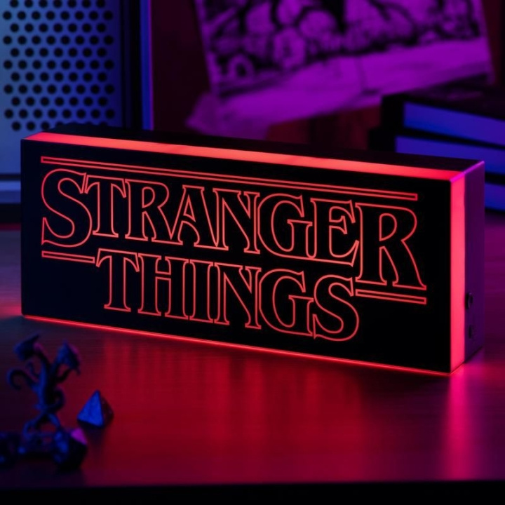 Stranger Things -logon valo ryhmässä URHEILU, VAPAA-AIKA JA HARRASTUS / Hauskat tavarat / Keräilyesineet @ TP E-commerce Nordic AB (D07548)